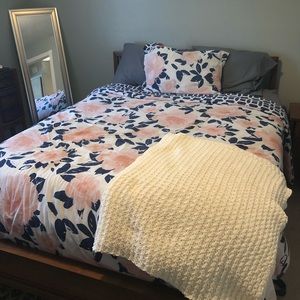 Reversable queen sized comforter